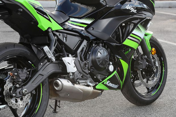 17 Kawasaki Ninja650 engine swingarm